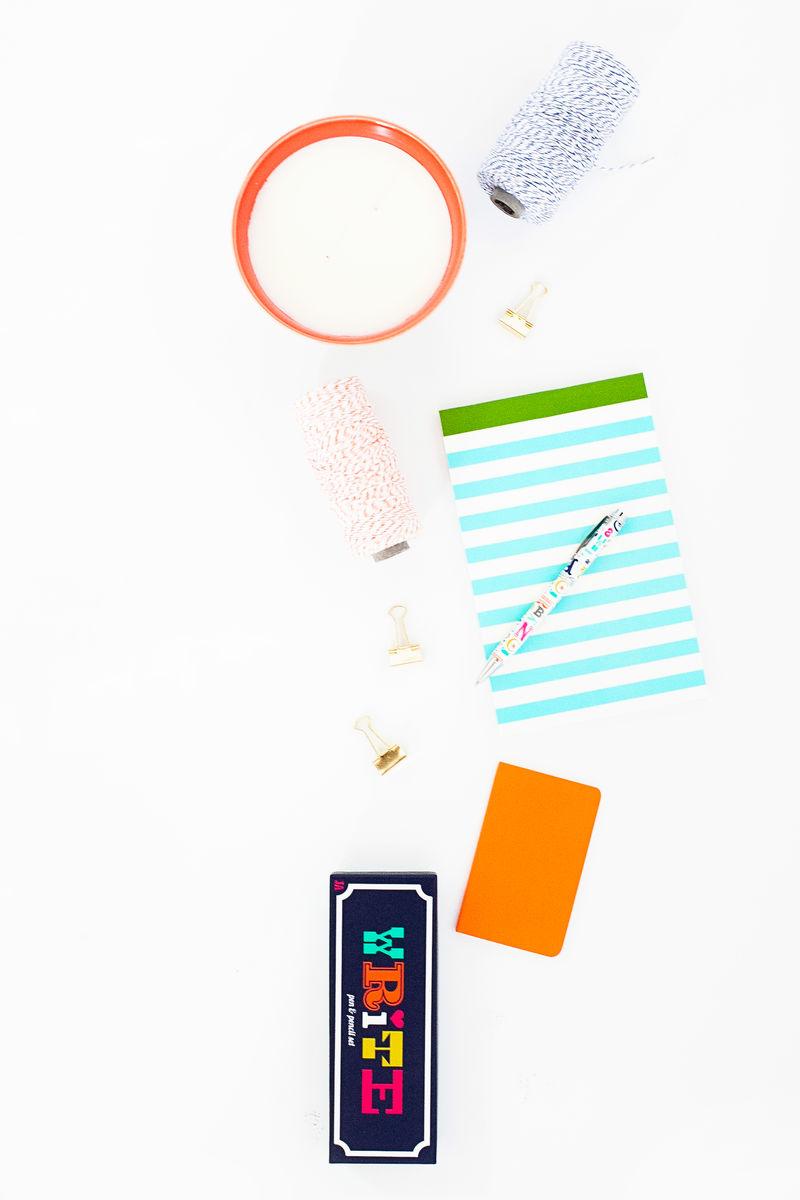 木桌上的办公用品