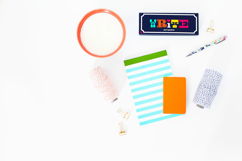 木桌上的办公用品