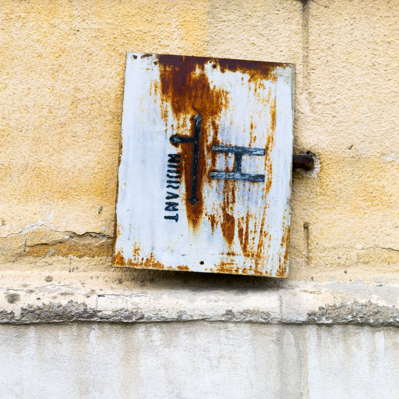 外墙陈旧生锈风化邮箱