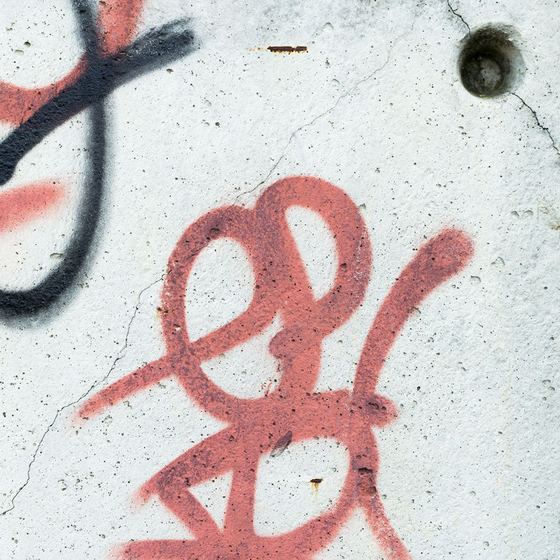 流氓把旧建筑物的墙壁涂上了油漆-景观风格-混凝土表面粗糙-有裂缝划痕和油漆条纹-很好的背景或纹理