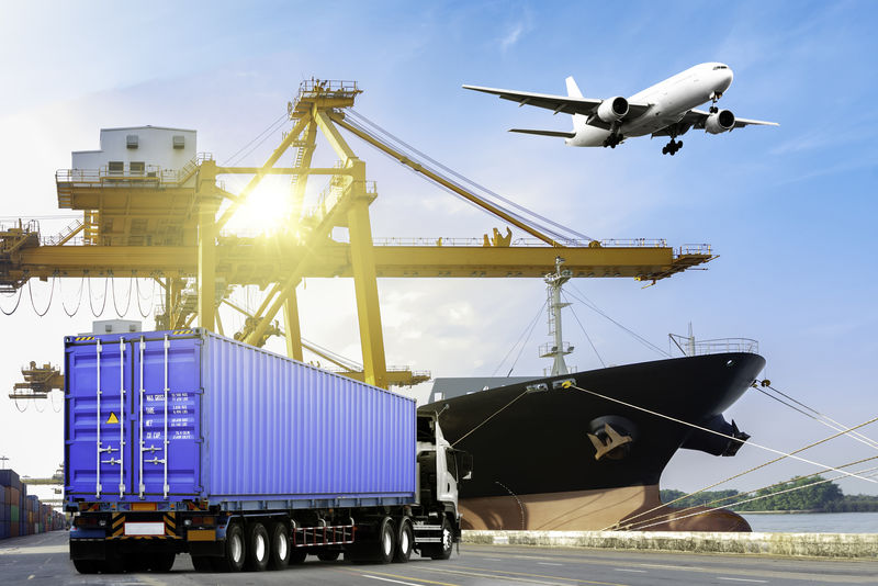 公路上的集装箱卡车-集装箱船在商业港口卸货-飞机在空中飞行-货物运输概念