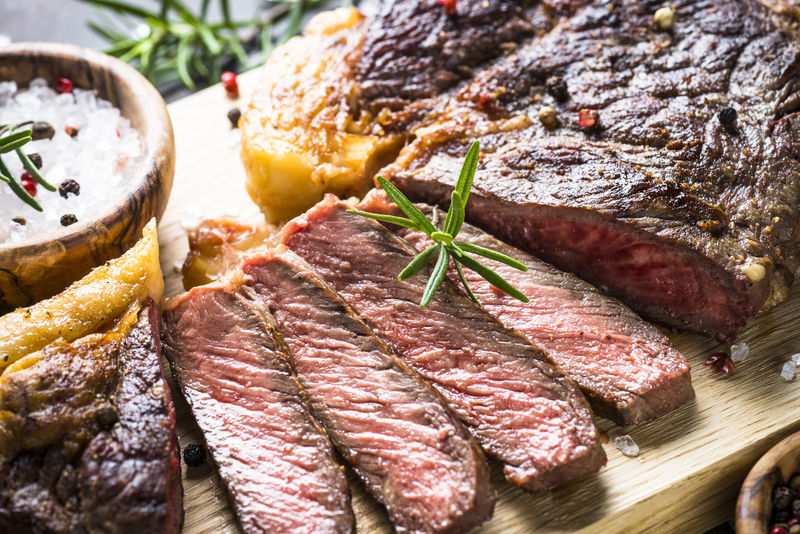 烤牛排里脊叶-中熟-木制砧板-闭合