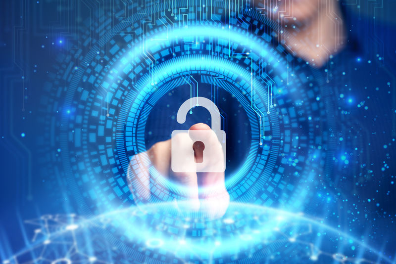 商业技术互联网和网络概念-年轻商人在未来的虚拟屏幕上工作-看到铭文：安全