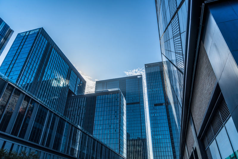 商业区的现代摩天大楼仰望蓝天