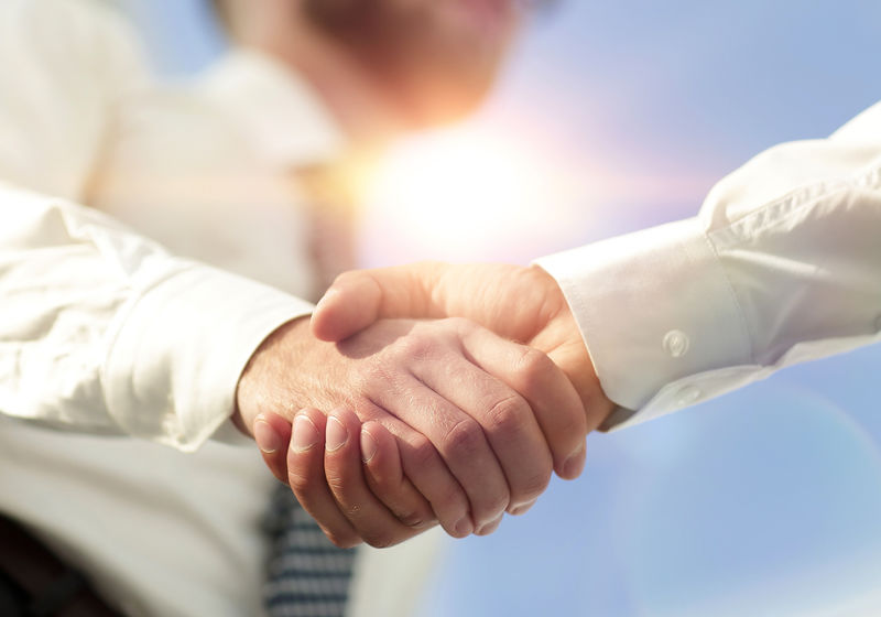 两位成功商人握手的特写照片