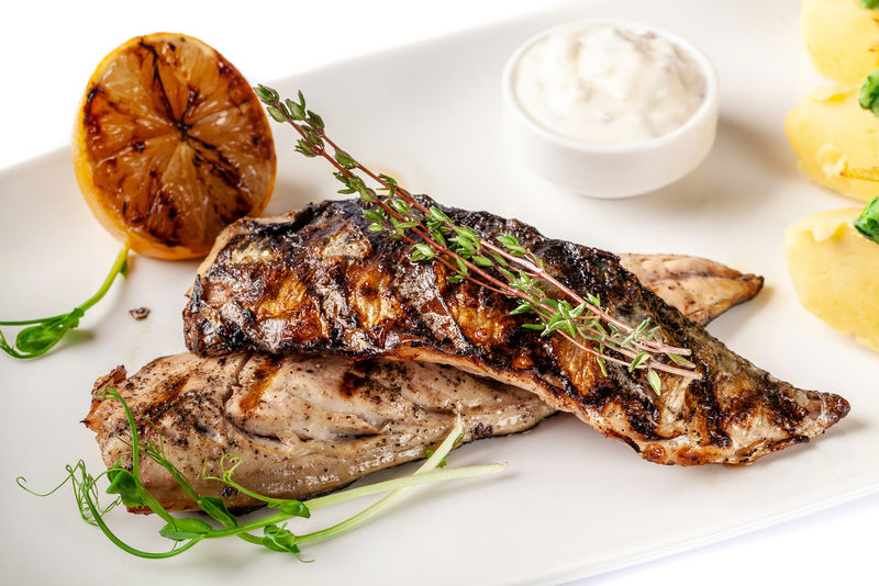 烤多汁鲭鱼-配土豆泥柠檬和鞑靼沙司-小精灵-白色塔里克上的现代音高-在白色背景上-餐厅的服务很漂亮