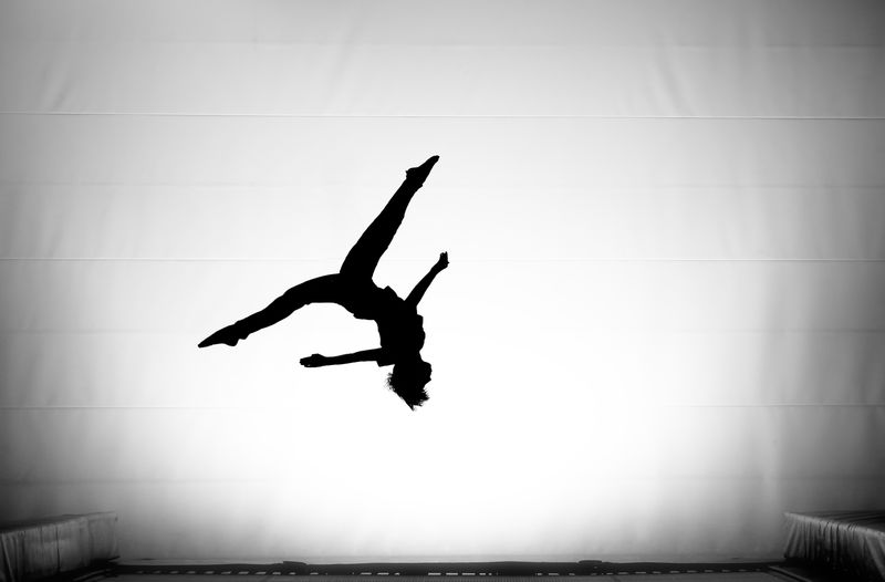 蹦床上翻筋斗的裂痕