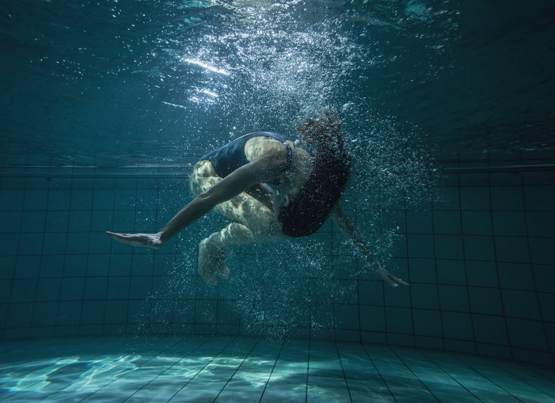 运动员在水下翻筋斗