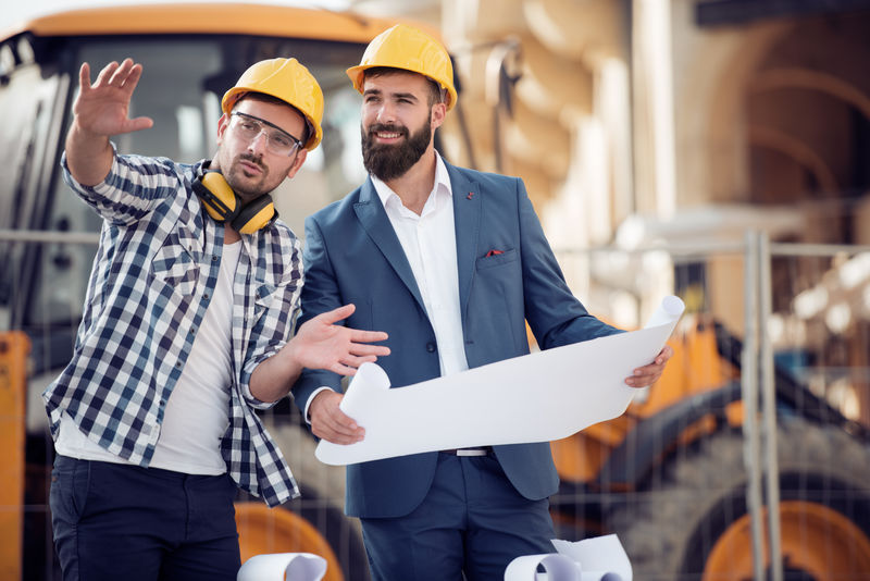 两名室外施工人员