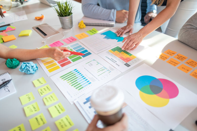 商务人士在办公室开会-用便利贴分享想法-头脑风暴的概念-贴在玻璃墙上的便条