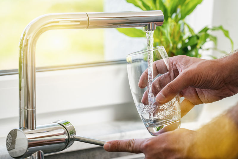 从不锈钢厨房水龙头注入玻璃水