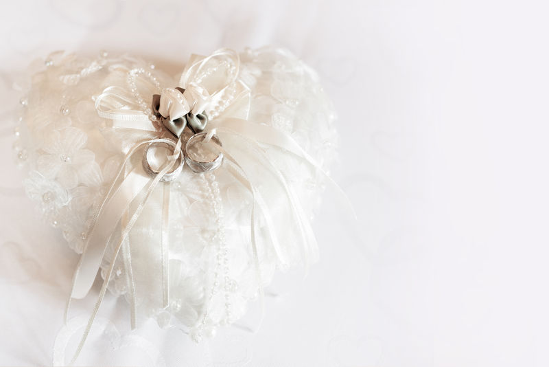 美丽的订婚戒指和鲜花