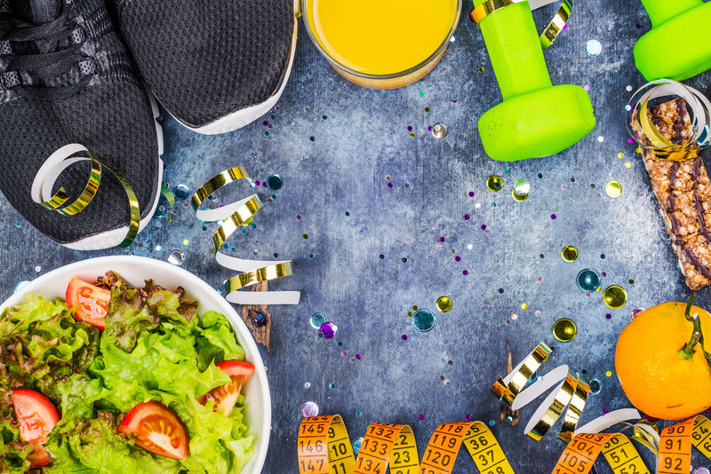 一月饮食背景-圣诞节前后的饮食或排毒-一碗健康沙拉能量棒果汁和水果-以聚会后为背景