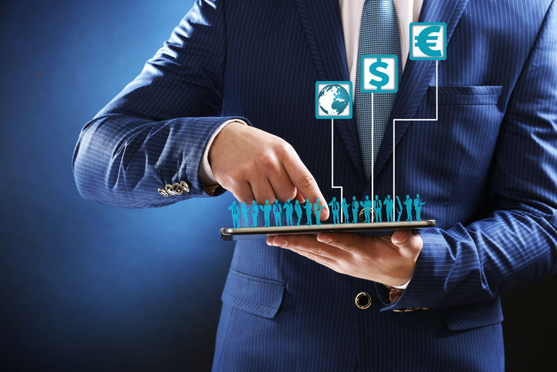 一个商人拿着一个平板电脑-上面有一个投影的条形图汇率-经营理念