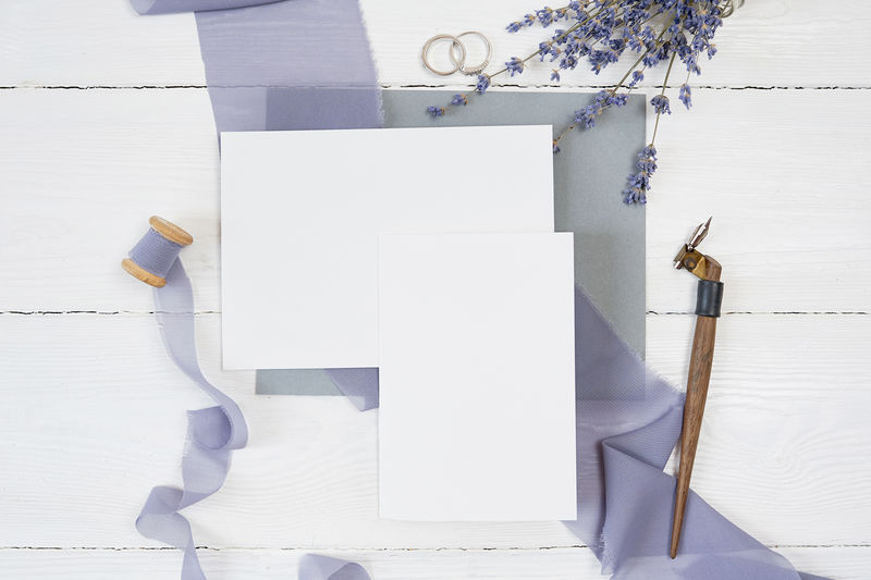 白色空白卡片丝带带两个粉色结婚戒指