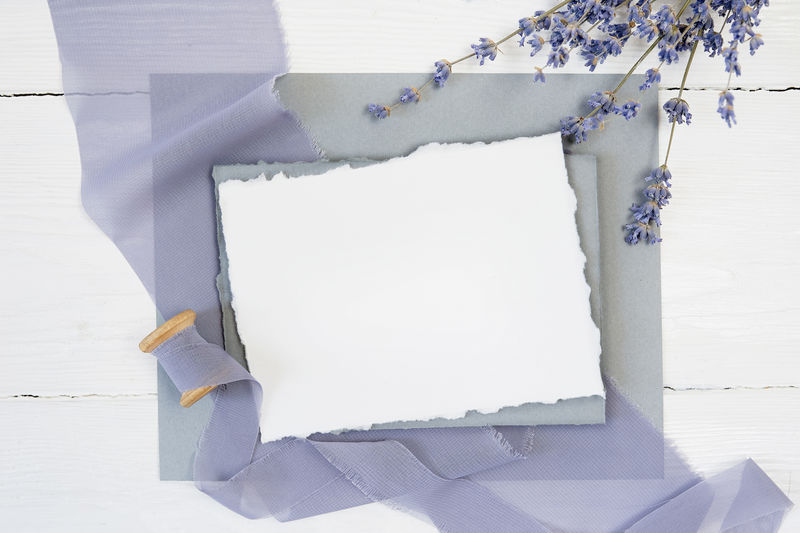 蓝色织物背景上的白色空白贺卡色带