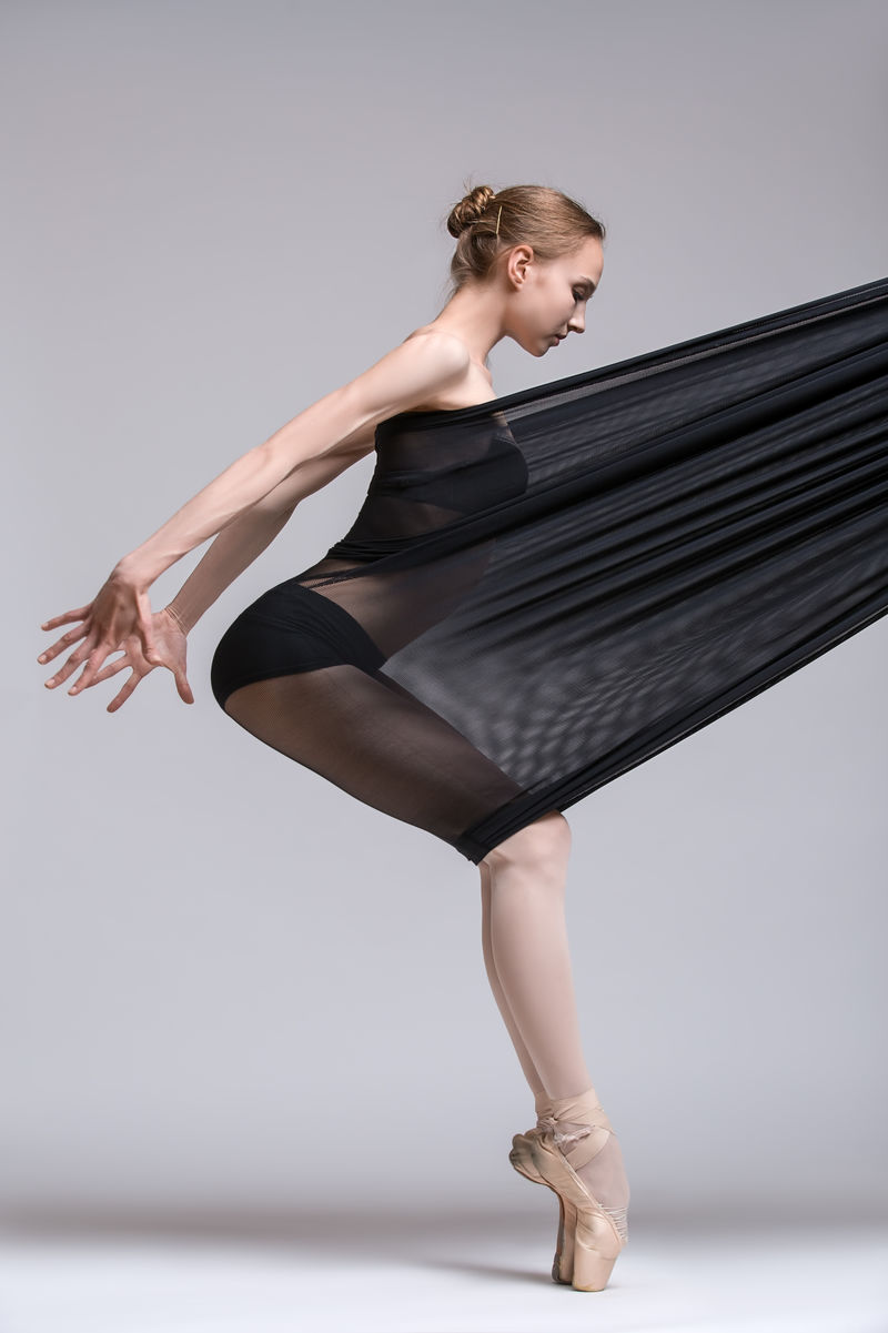黑色舞衣的纤细舞者