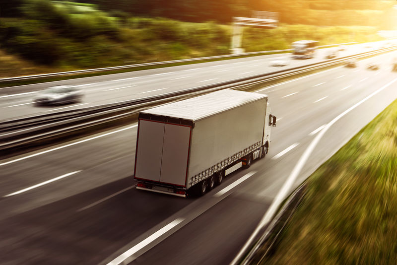 卡车在公路上行驶