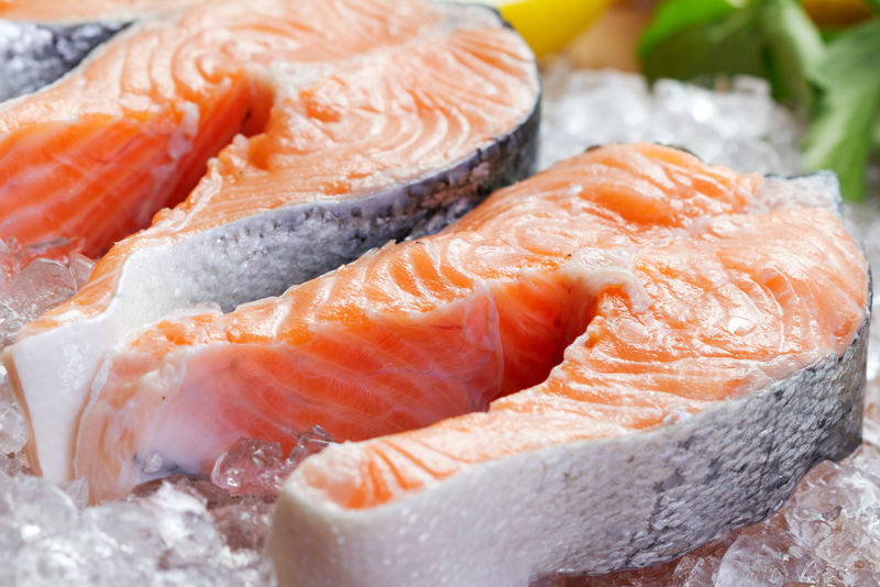 冰上三文鱼排加绿色和柠檬的特写镜头