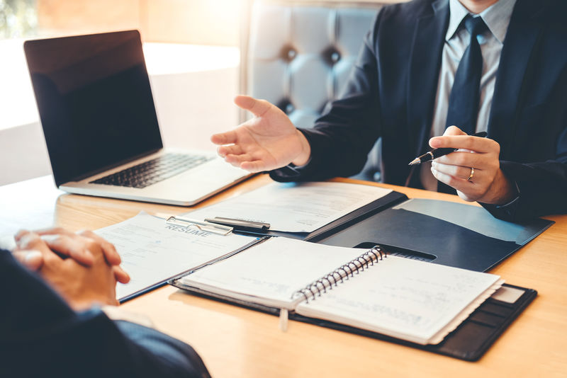 高级经理在面试中阅读简历员工年轻人会见应聘者和招聘理念