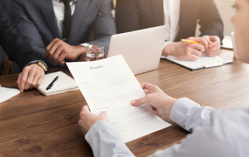 女求职者在面试时拿着简历-阅读个人信息-复印空间