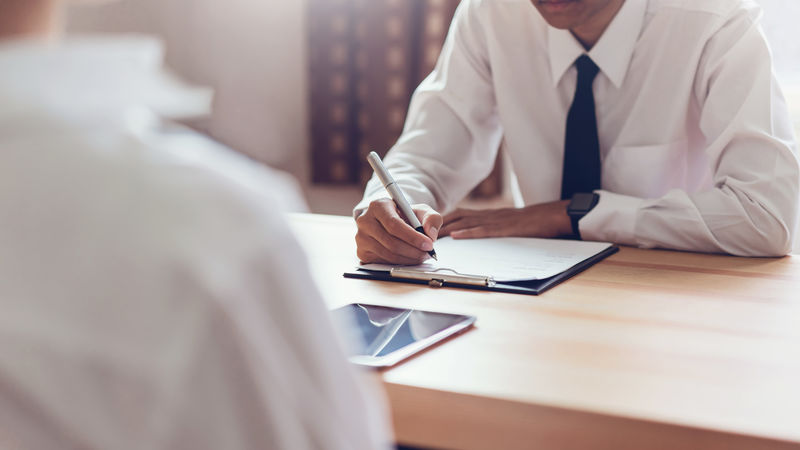 商人填写表格-提交简历雇主审查工作申请-这一概念为公司提供了与工作岗位一致的能力