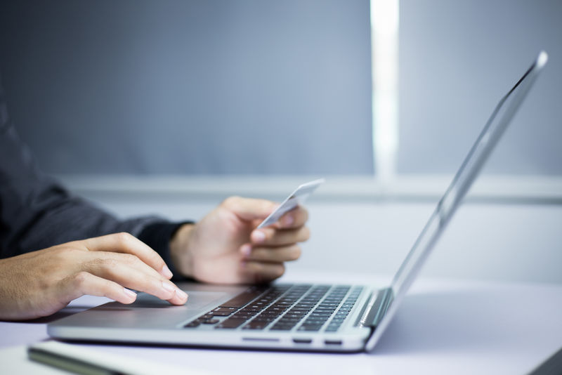 手拿信用卡-用笔记本电脑-网上购物和金融-互联网业务