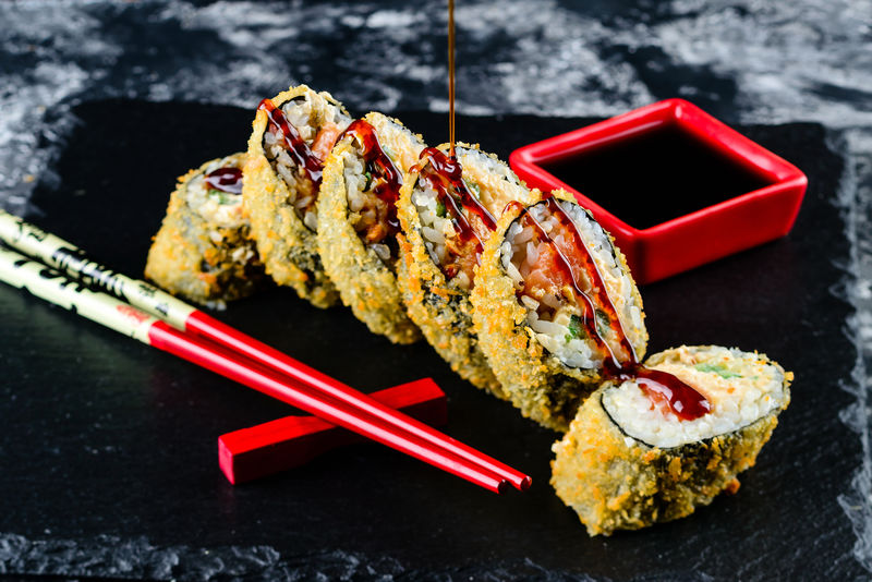 油炸寿司卷-传统的日本食物-日本料理天妇罗寿司卷