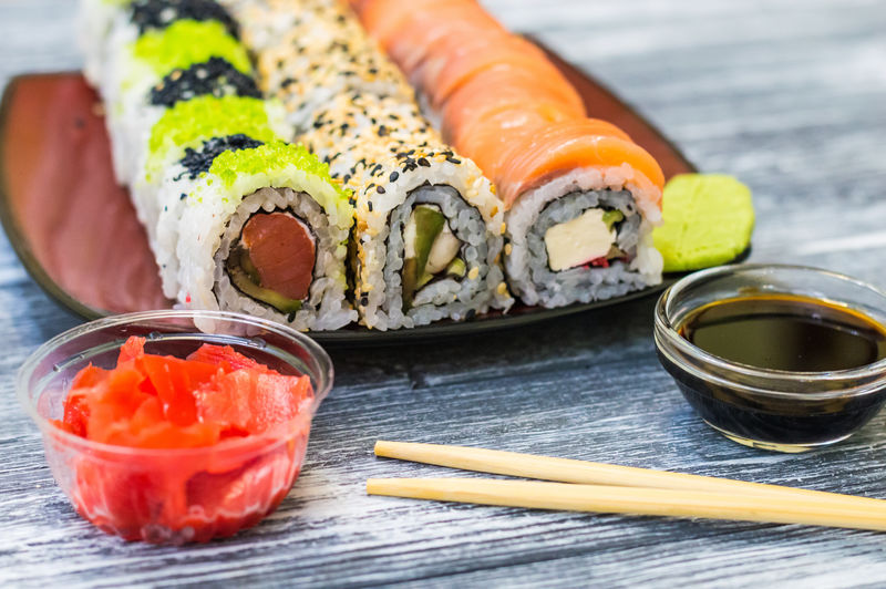 木背上有寿司的静物生活