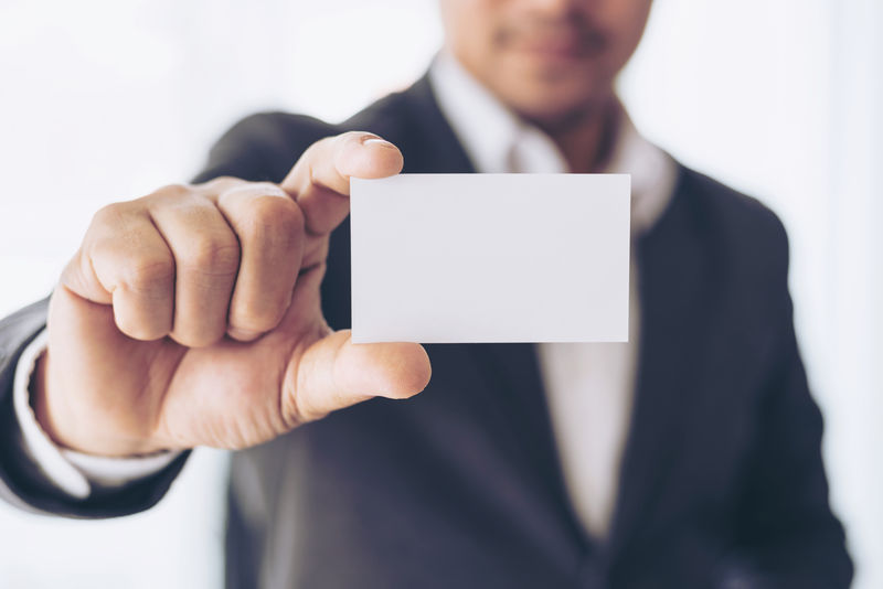 持空名片或名片的商人