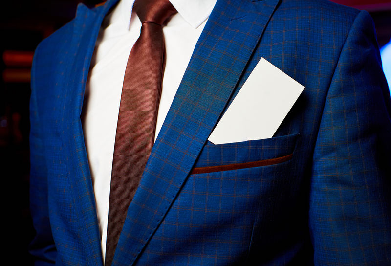 夹克口袋里的白色名片