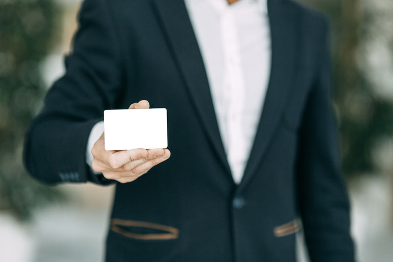 商人手中的信用卡-杆设计师-剪出背景