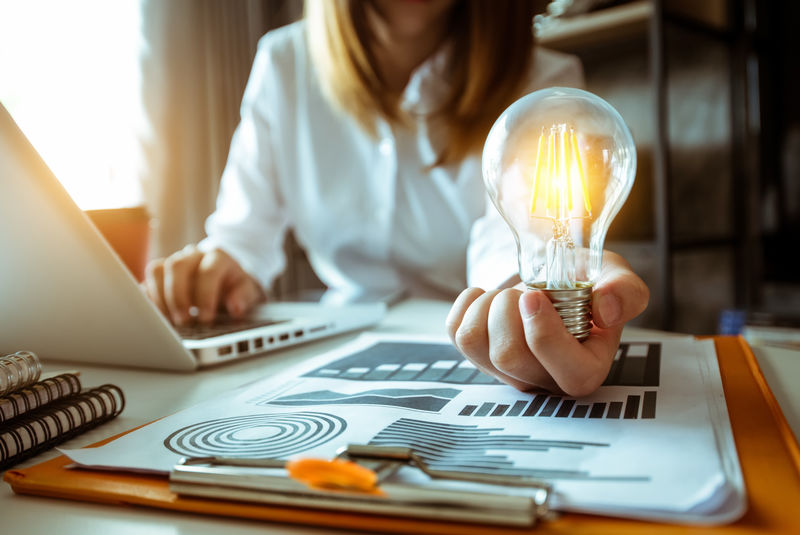 以灯泡为理念展示创意商务策略的商务手