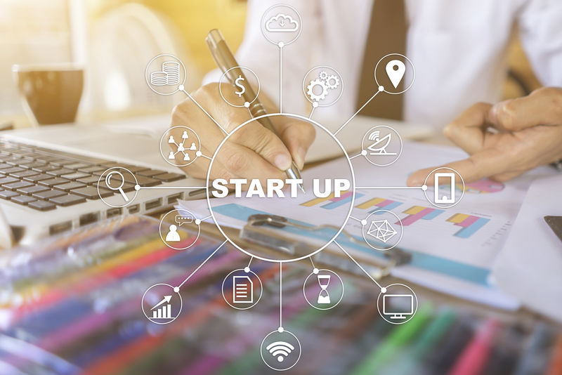 商业团队合作-团队头脑风暴过程-年轻的创意经理团队与现代办公室的新启动项目一起工作-现代笔记本电脑平板电脑木制桌上笔记本电脑-启动概念