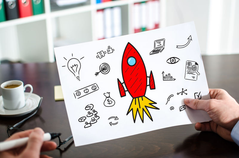 手拿一张展示启动概念的纸