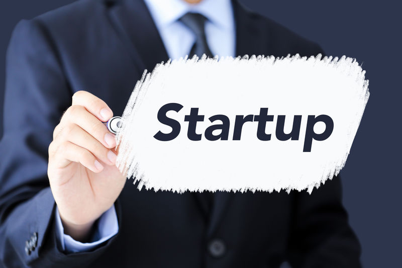 商人正在屏幕上写创业概念文本