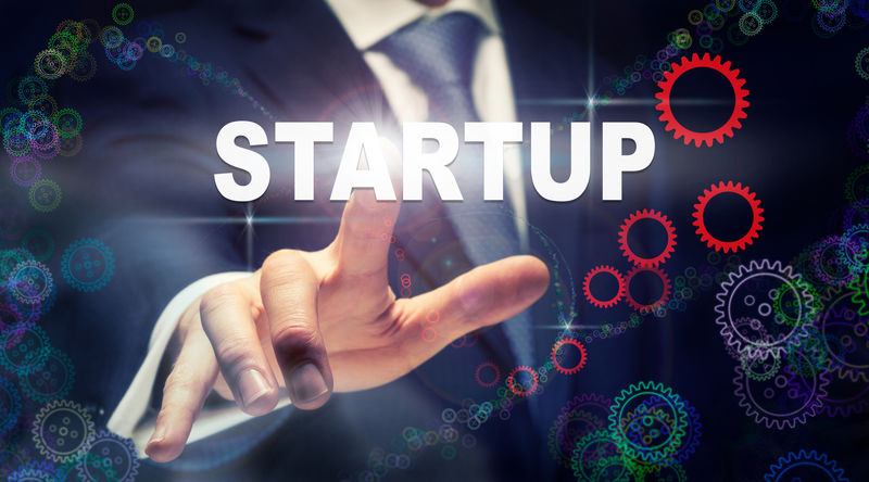 一个商人将信息技术商业概念压在齿轮的图形显示上