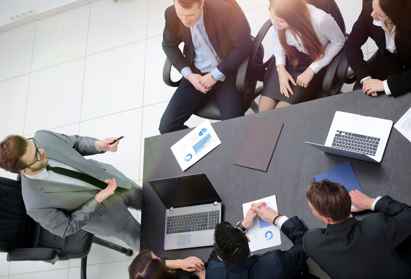 从顶部观看-业务团队召开简报会