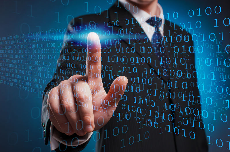 虚拟多媒体显示-一个穿西装打领带的男人在虚拟屏幕上点击他的食指