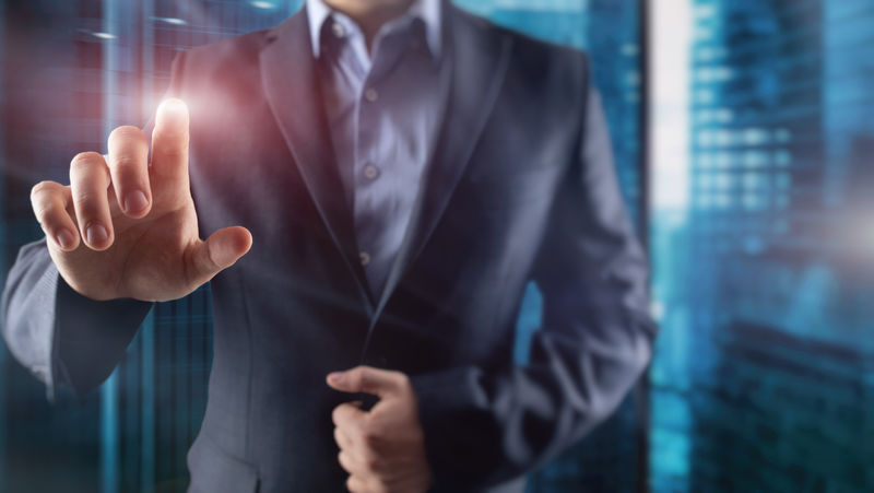 商人在办公室模糊背景的虚拟现实宽屏触摸电脑上工作