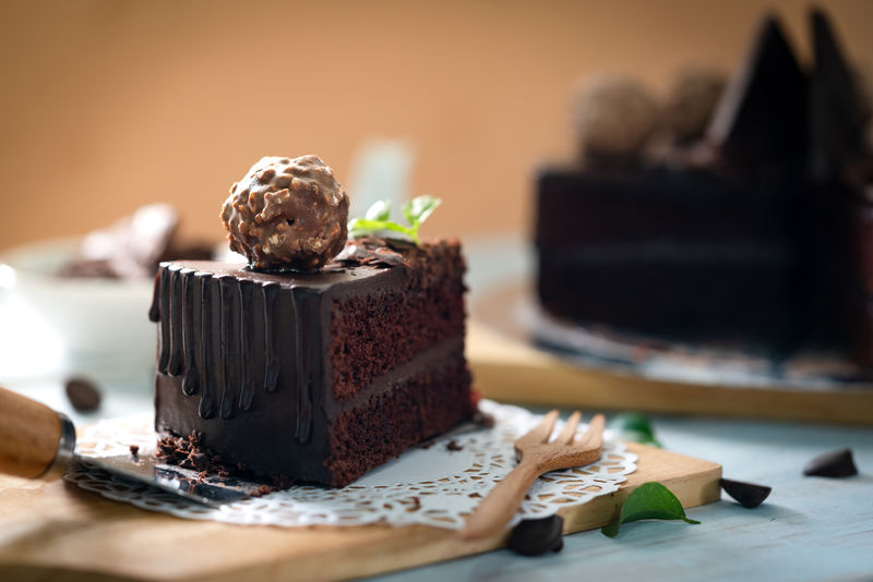 特写镜头拍摄了一块自制巧克力甘纳切蛋糕