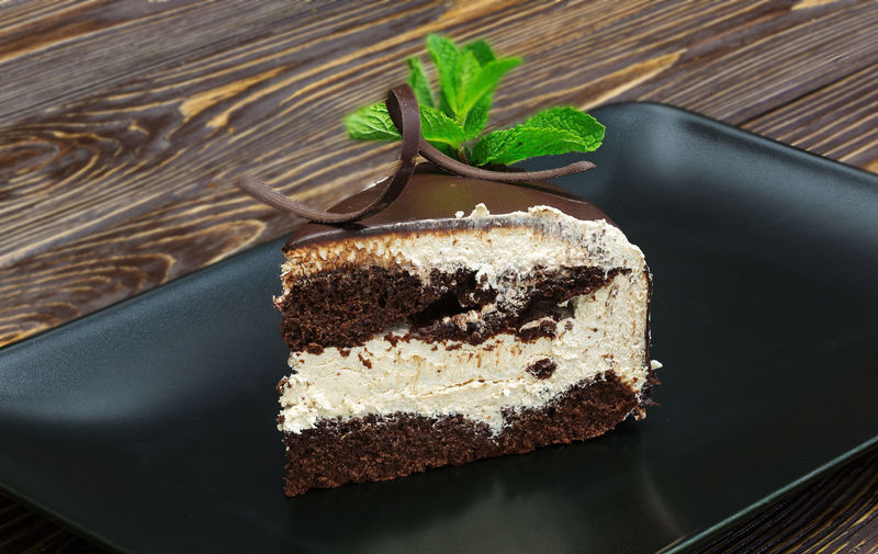 盘子里有浆果和香草的甜点