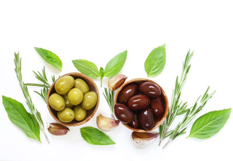 天然橄榄加香草和香料