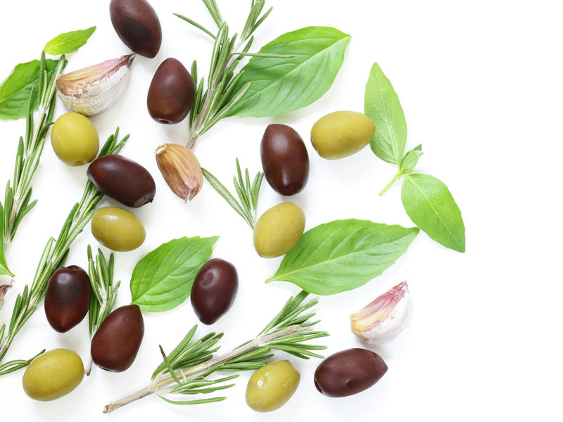 天然橄榄加香草和香料
