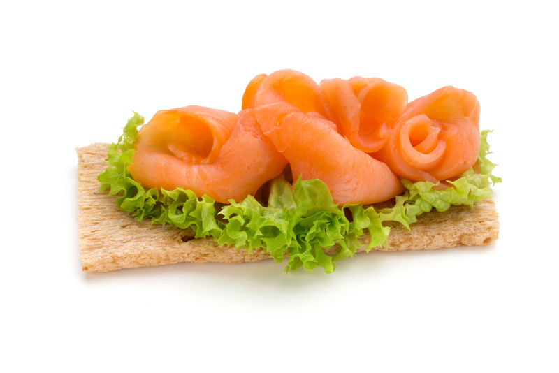 面包新鲜鲑鱼片白色背景俯视图