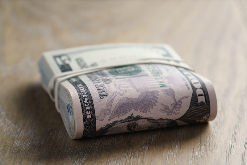 橡木桌上的一大串美元