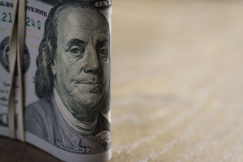 橡木桌上的一大串美元