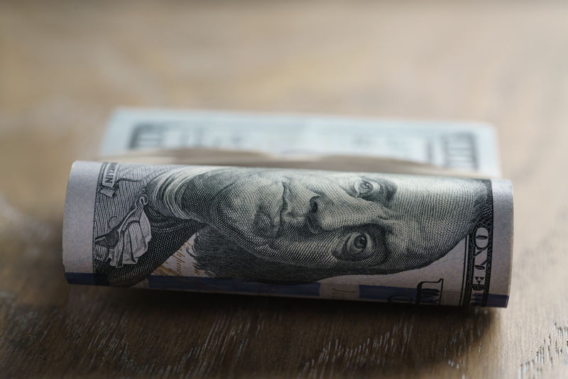 橡木桌上的一大串美元