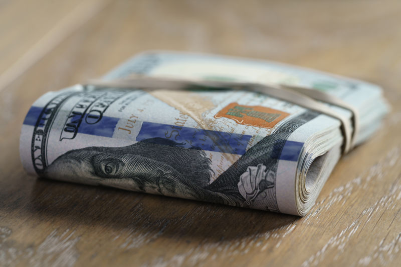 橡木桌上的一大串美元