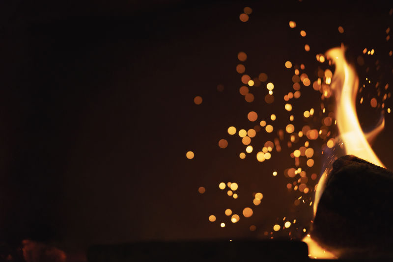 在壁炉中燃烧木炭的特写镜头